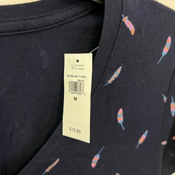 NWT Gap Women's Navy V-Neck Printed T-Shirt with a feather pattern - Picture 6 of 7